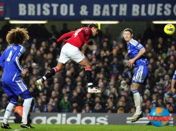 El delantero mexicano Javier 'Chicharito' Hernández en acción para marcar el tercer gol de su equipo. AFP  /