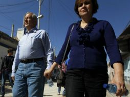 Guzmán acudió al Centro de Votación acompañado de su esposa.  /