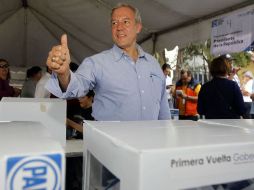 El precandidato del PAN a la gubernatura, Fernando Guzmán, emitió su voto en Zapopan en el centro de Santa Ana Tepetitlán.  /