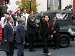 Chávez aborda el vehículo que le regaló a su homólogo Raúl Castro tras la clausura de la XI Cumbre. EFE  /