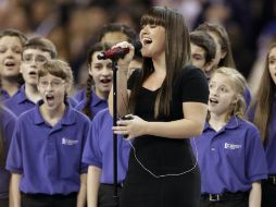 La ganadora del primer programa ''American idol'' cantó junto con un coro de jóvenes. AP  /
