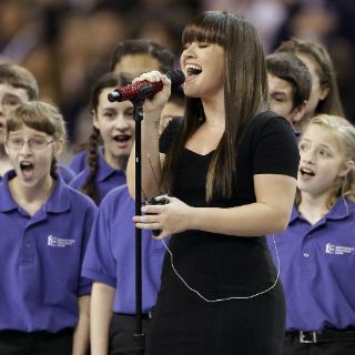 Kelly Clarkson canta el Himno Nacional de EU en el Super Bowl