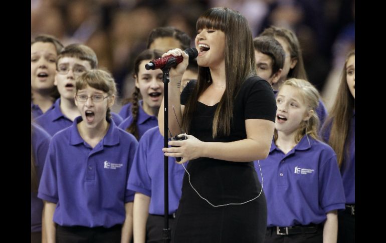 La ganadora del primer programa ''American idol'' cantó junto con un coro de jóvenes. AP  /