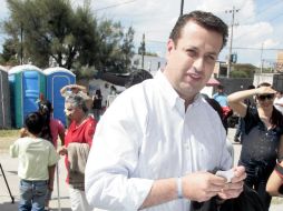 Hernán Cortés al acudir a la casilla en la que sólo votó por el proceso interno en Jalisco.  /