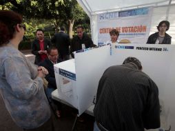 Personas en un puesto de votación en la ciudad de México. EL UNIVERSAL  /