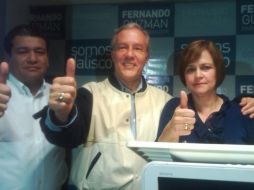 Fernando Guzmán festeja hoy en rueda de prensa.  /