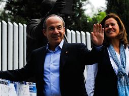 El Presidente de la República Felipe Calderón Hinojosa acompañado de su esposa, Margarita Zavala emitiendo su voto. NTX  /