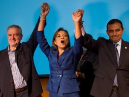 Josefina Vázquez Mota celebra su victoria junto a Santiago Creel (d) y Ernesto Cordero (i). AFP  /