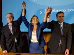 Santiago Creel y Ernesto Cordero levantan la mano a Vázquez Mota en señal de reconocimiento. AFP  /