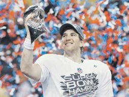 Eli Manning levanta el Trofeo ''Vince Lombardi'', que le otorgan al campeón de la NFL. REUTERS  /