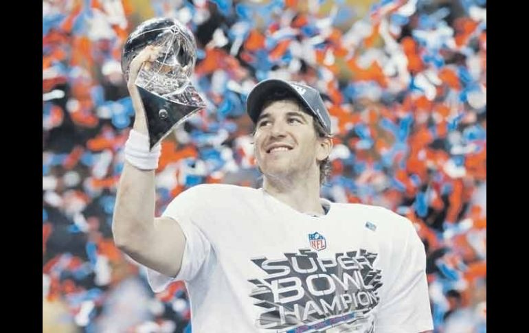 Eli Manning levanta el Trofeo ''Vince Lombardi'', que le otorgan al campeón de la NFL. REUTERS  /