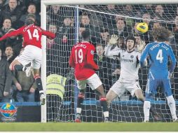 El tapatío (izquierda), con un gol de cabeza, rescató al Manchester United que perdía 3-0 ante el Chelsea desde el minuto 50. AFP  /