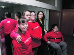 Saray, Richard, Christian, la maestra Isela, y Alejandra en el estudio de Danza Aptitude.  /
