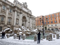La Fontana di Trevi amanece cubierta de nieve en el centro Roma. EFE  /
