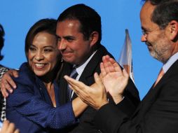 Josefina Vázquez Mota es felicitada por su contrincante Ernesto Cordero. REUTERS  /