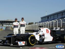 El nuevo automóvil C31, será manejado por el tapatío Sergio Pérez (d) y el japonés Kamuy Kobayashi. REUTERS  /