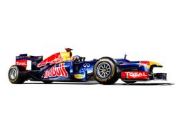Los encargados de pilotear el nuevo monoplaza serán Vettel y Webber y como piloto de reserva será Sebastián Buemi. ESPECIAL  /