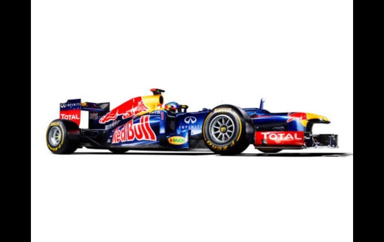 Los encargados de pilotear el nuevo monoplaza serán Vettel y Webber y como piloto de reserva será Sebastián Buemi. ESPECIAL  /