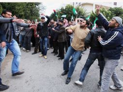 Facciones se enfentan durante una manifestación contra el régimen sirio. AP  /