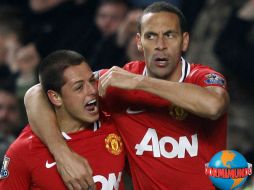 Javier Hernández (i) colaboró con el gol que le dio el empate al ManU frente al Chelsea. REUTERS  /