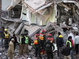 Miembros de las fuerzas de rescate buscan personas con vida bajo los escombros. EFE  /