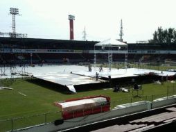 Esta mañana, en la cancha del Tres de Marzo, ya se podía apreciar la instalación de los primeros escenarios. ESPECIAL  /