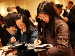 Jóvenes asisten hoy a una feria de empleo en Nueva York. AFP  /