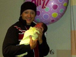 Crespo, de 40 años ya es padre de otros cuatro hijos. IMAGEN TOMADA DE TWITTER @elviscrespolive  /