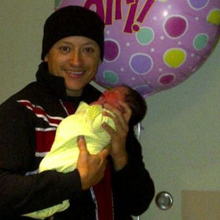 Comparte Elvis Crespo felicidad del nacimiento de su hija con fans