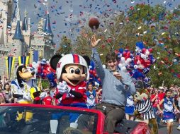 El quarterback de Gigantes, Eli Manning, saluda hoy en un desfile con personajes de Disney por el triunfo en el Super Bowl. EFE  /