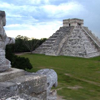 Reportan hallazgo de vasijas en cenote colindante con Chichén Itzá