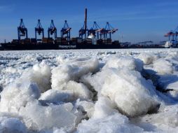 El río Elba luce congelado en Alemania. Unas 400 personas han muerto en varios países de Europa por el frío. REUTERS  /