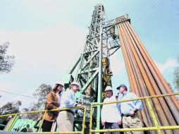 El Presidente Felipe Calderón (segundo de i a d) estuvo en San Luis Potosí para supervisar la obra en la Presa San José. EL UNIVERSAL  /