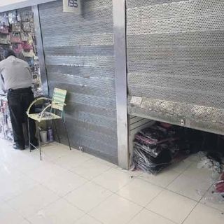 Ambulantes usan plaza de bodega