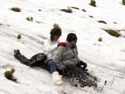 El aumento en el grosor de la capa de nieve que cubre el volcán Xinantécatl atrajo a por lo menos cinco mil turistas.  EL UNIVERSAL  /