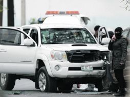 Policías federales revisan el auto donde viajaba Mario Alberto ''N'', quien ordenaba secuestros y asesinatos en la capital. REUTERS  /