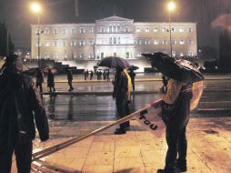 Ciudadanos se manifiestan frente al Parlamento por la reducción de salarios y pensiones y recortes de empleos. EFE  /