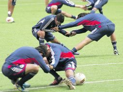 Los rojiblancos realizan ejercicios de estiramiento, previo a su duelo ante el Deportivo Quito.  /
