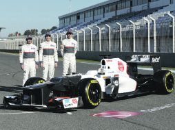 Kobayashi, Sergio Pérez y Esteban Gutiérrez posan orgullosos con el C31, coche con el que correrán la temporada en la Fórmula 1. AFP  /