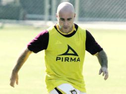 Rodrigo Ruiz conduce el esférico durante la práctica de Estudiantes Tecos. MEXSPORT  /