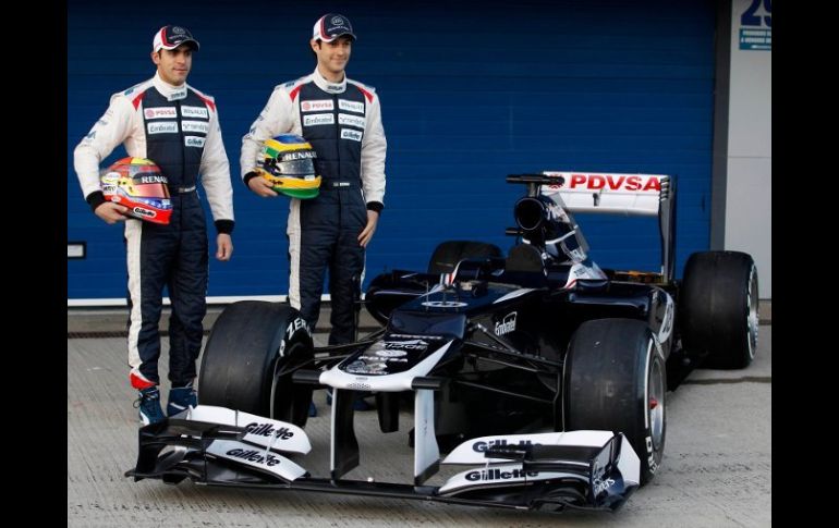 Maldonado (izquierda), 'feliz' de continuar con su equpipo, tiene 'fe' en las posibilidades del FW34 y el motor Renault. REUTERS  /