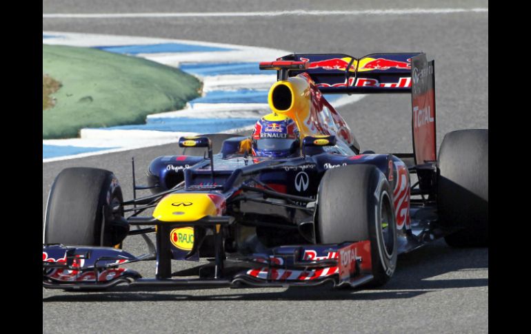 El piloto australiano al volante del nuevo RB8 durante los primeros entrenamientos para preparar el Mundial de Fórmula Uno. EFE  /