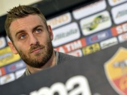 Daniel De Rossi durante la rueda de prensa donde anunció la renovación de contrato con el conjunto romano. AP  /