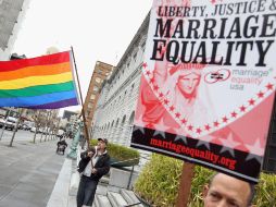 Activistas de los derechos homosexuales marchan con banderas gay y un letrero de ''libertad, justicia y equidad de matrimonio''.  AFP  /