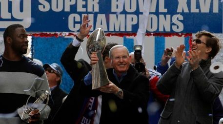 El mariscal de campo, Eli Manning (d), con Tom Coughlin (c) y Justin Tuck durante el desfile por su triunfo en el Super Bowl. REUTERS  /