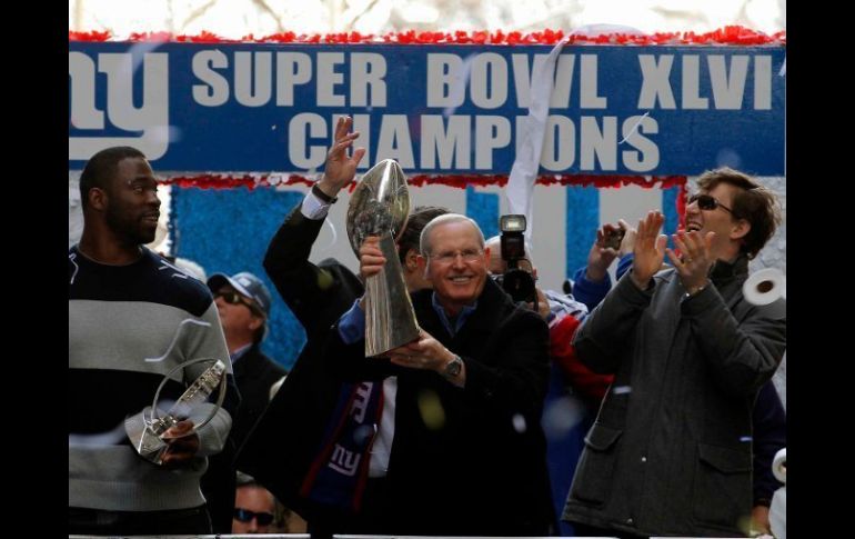 El mariscal de campo, Eli Manning (d), con Tom Coughlin (c) y Justin Tuck durante el desfile por su triunfo en el Super Bowl. REUTERS  /