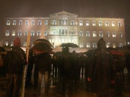 Al menos 20 mil personas se manifestaron en Atenas al grito: ¡Fuera la troika de Grecia!. EFE  /
