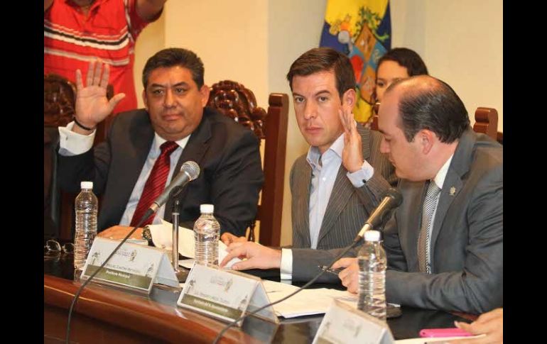 En la sesión de hoy Miguel Castro (c) pidió licencia y Marco Antonio González Fierros (i), quedó como alcalde interino de Tlaquepaque.  /