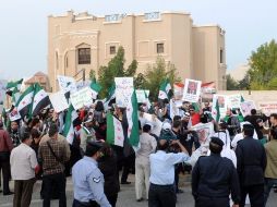 Sirios residentes en Catar protestan frente a la embajada rusa después de emitir veto en el Consejo de Seguridad de la ONU. EFE  /
