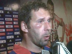 Carlos Ischia se quejó de un codazo en el ojo del arquero del Deportivo Quito, Marcelo Elizaga.  /